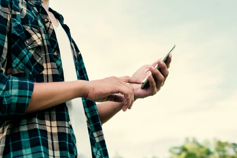 body-kid-with-smartphone_1